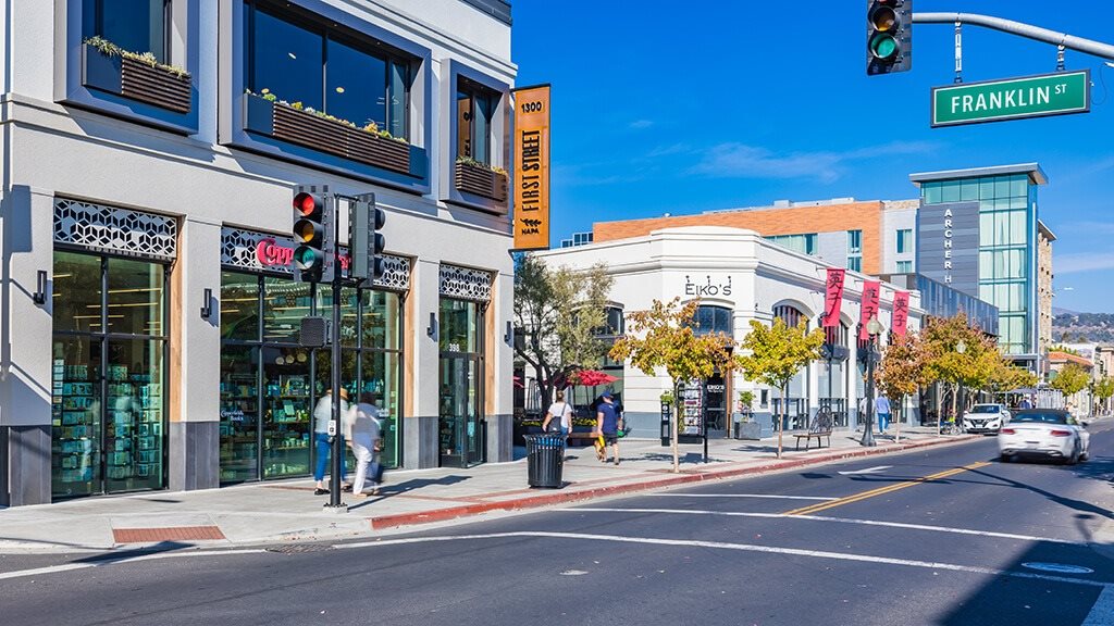 A street view of Franklin St with a traffic light showing green